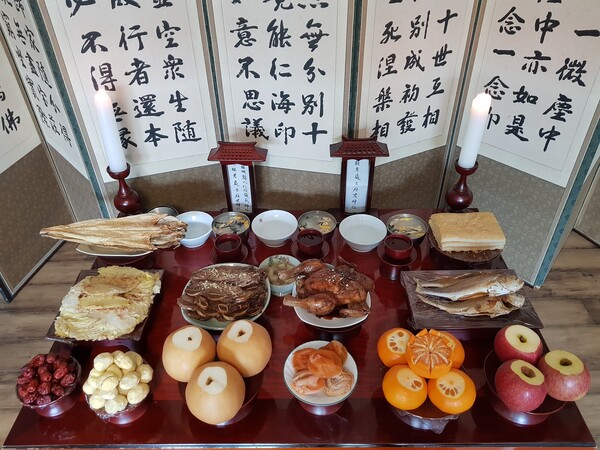 Tables of charye are prepared during the morning of Chuseok to honor and serve the ancestors.                                                                                                                                  /Photography extracted by Pixabay