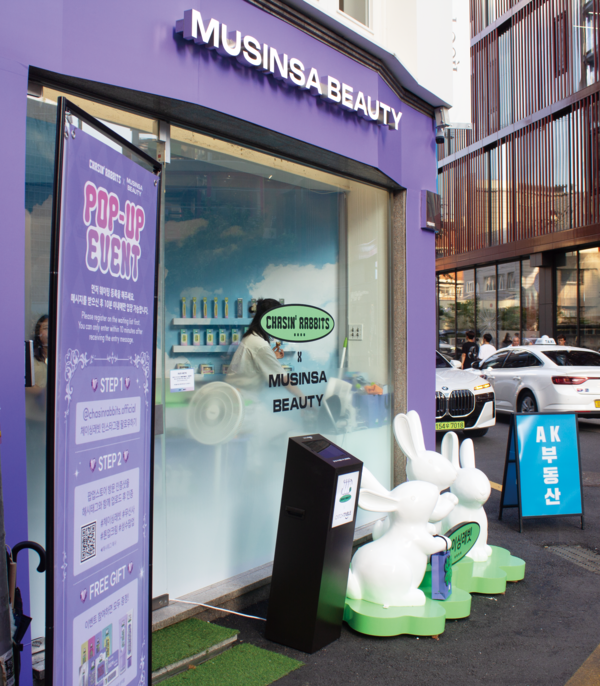 ▲‘디올 성수’ 매장을 지나가는 사람들의 모습 (사진=고아름 기자.)