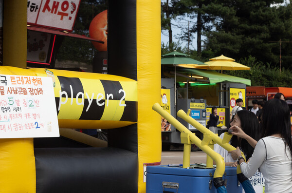 ▲만해광장에서 진행된 ‘동국 트레저헌터’ 이벤트 (사진=고아름 기자.)
