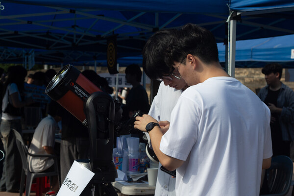 ▲중앙 천문동아리 ‘NSA’에서 태양 관측을 준비하고 있다 (사진=고아름 기자.)