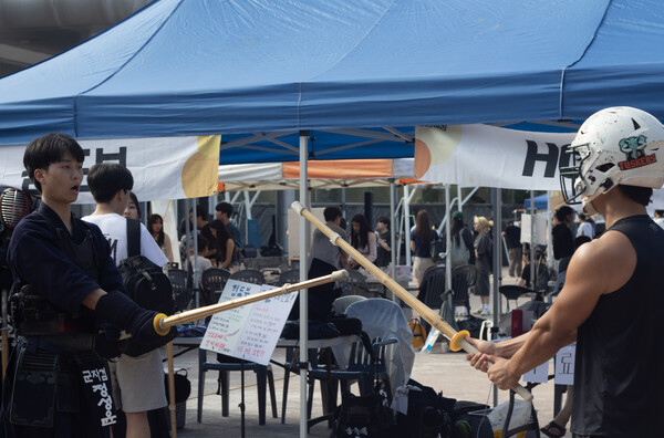 ▲중앙 체육동아리 ‘검도부’에서 대련이 펼쳐지고 있다 (사진=고아름 기자.)