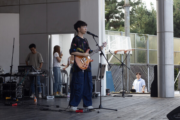 ▲중앙 밴드동아리 ‘목멱성’의 공연 (사진=고아름 기자.)