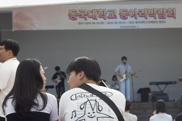 ▲동아리박람회를 즐기고 있는 학우들 (사진=고아름 기자.)