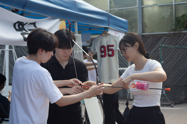 ▲중앙 체육동아리 ‘명궁’의 활쏘기 체험 (사진=고아름 기자.)