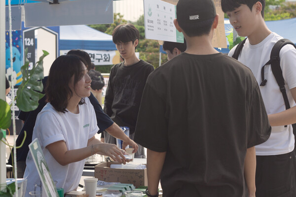 ▲중앙 커피동아리 ‘상록수커피클럽’이 커피를 설명하고 있다 (사진=고아름 기자.)
