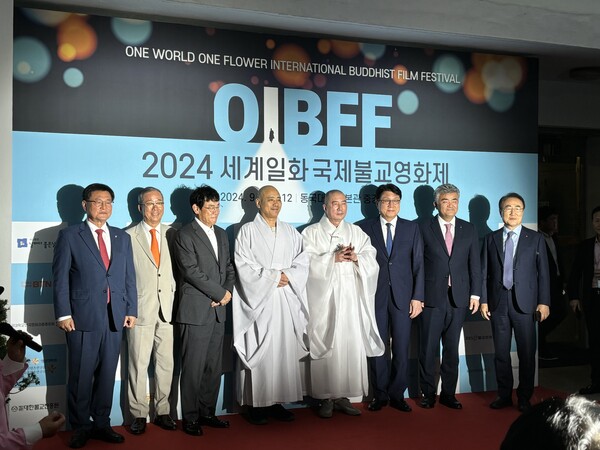 School representatives are participating in the opening ceremony of the film festival. /Photography by Jeon Han-gyeol