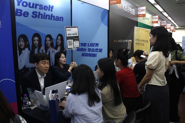 ▲기업 부스에서 취업 상담을 받는 학우들의 모습 (사진=임지연 기자.)