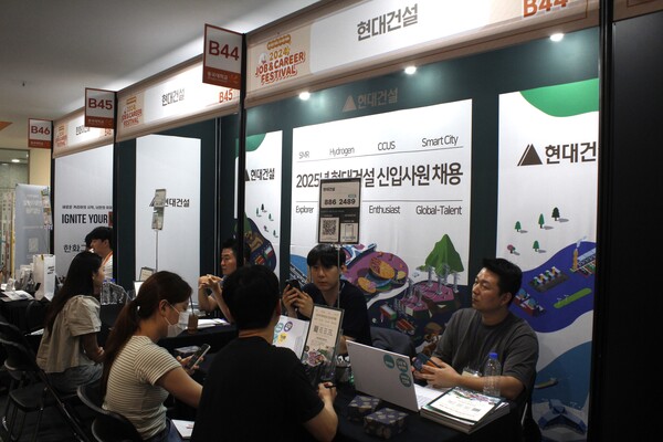 ▲부스를 찾은 학우들이 기업 채용과 관련해 궁금한 점을 질문하고 있다 (사진=임지연 기자.)