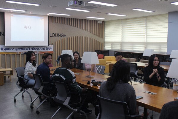 ▲박선영 국제처장이 학생들에게 축사를 건네는 모습이다 (사진=임지연 기자.)