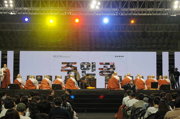 The Young camp was held with high expectations. /Photography by Jeon Han-gyeol