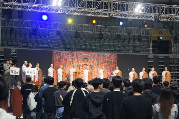 About 100 monks, including Chairman Monk Dongwan, attended. /Photography by Jeon Han-gyeol