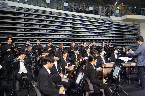 The orchestra's performance with Dongguk University's Korean Music Department made the ceremony richer. /Photography by Jeon Han-gyeol