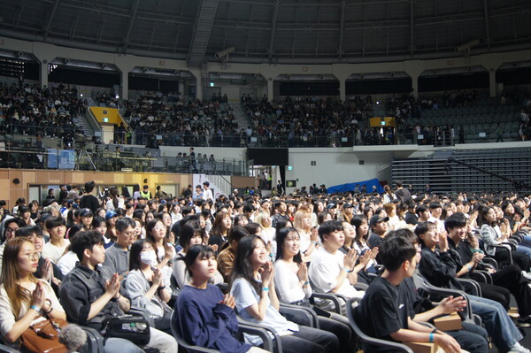 The students are joining in ceremony with putting their hands together. /Photography by Jeon Han-gyeol