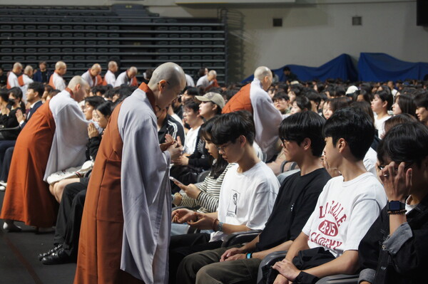 Monks are delivering Danju directly to the students. /Photography by Jeon Han-gyeol