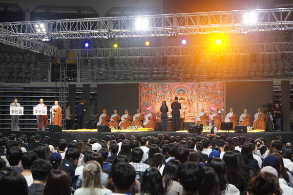 The certificate for ordination was received by the head and vice head of the student planning committee, on behalf of the students. /Photography by Jeon Han-gyeol
