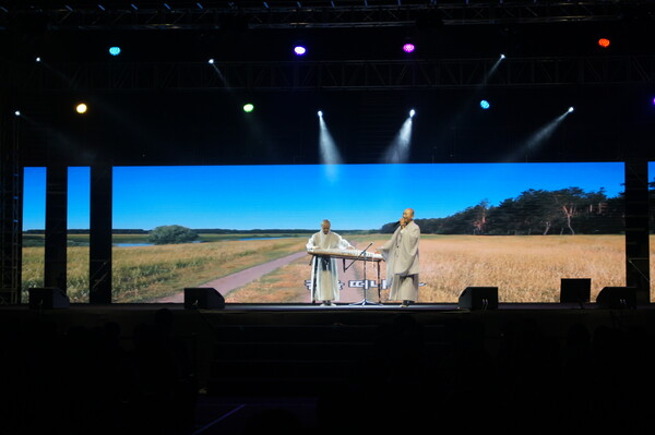 BTENS is performing on the stage. /Photography by Jeon Han-gyeol