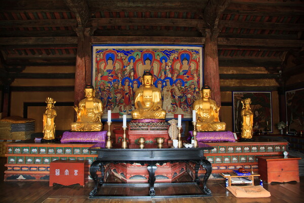 △ 예산 수덕사 대웅전 내부에 봉안된 목조석가여래삼불좌상 (사진= 국가유산청)