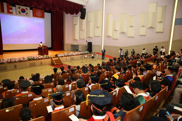​△ 중강당에서 열린 2024년 가을학위수여식 행사 (사진= 동국대학교)