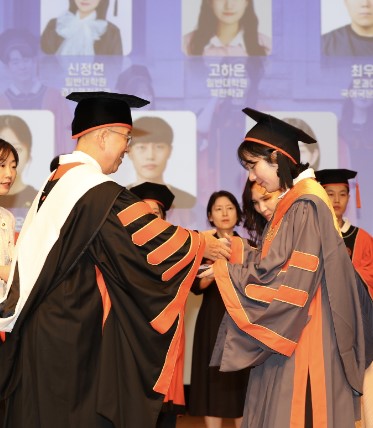 △ 졸업생을 격려하는 윤재응 동국대 총장 (사진= 동국대학교)