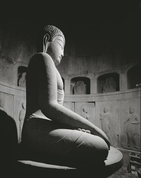 ​△ 故한석홍 기증 사진자료 중 석굴암 본존불과 감실 (사진= 국가유산청)