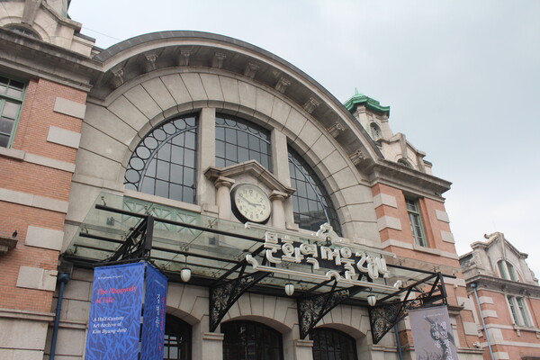 ▲역사 전면에 위치한 시계 ‘파발마’ (사진=방민우 기자.)