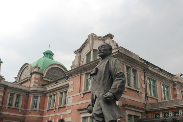 ▲역사 앞 광장의 강우규 열사 동상 (사진=방민우 기자.)