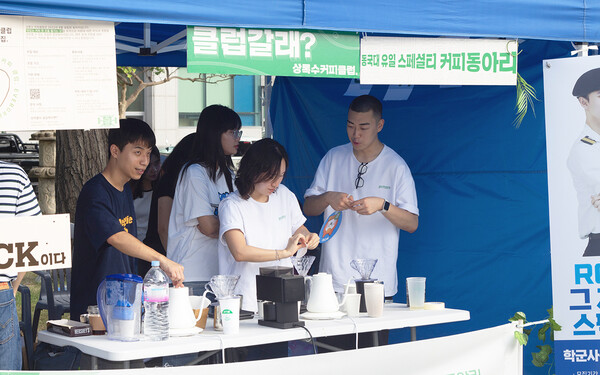 ▲동아리박람회에서 부스를 운영하는 학우들 (사진=고아름 기자.)