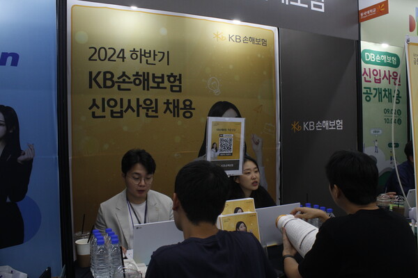 ▲취업박람회 기업부스에서 상담받는 학우들 (사진=임지연 기자.)