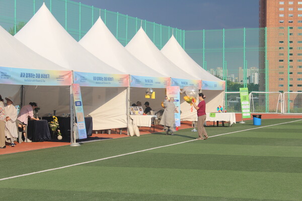 ▲서울국제명상엑스포 부스들이 줄지어 운영된다 (사진=김대희 기자.)