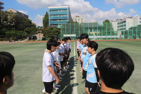 ▲축구 경기 시작 전 학우들이 서로 인사하고 있다 (사진=양기석 기자.)