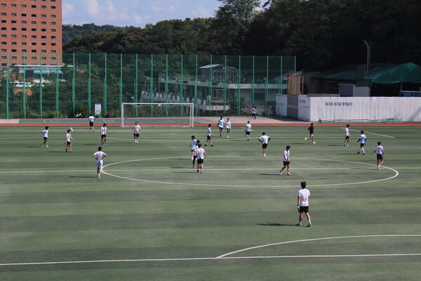 ▲축구 경기가 진행 중인 모습 (사진=권구봉 기자.)