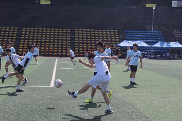 ▲축구 경기 참여 학우가 공을 차고 있다 (사진=권구봉 기자.)