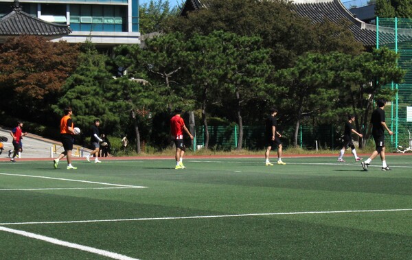 ▲수비에 성공한 골키퍼가 공을 차려 하고 있다 (사진=이준형 수습기자.)