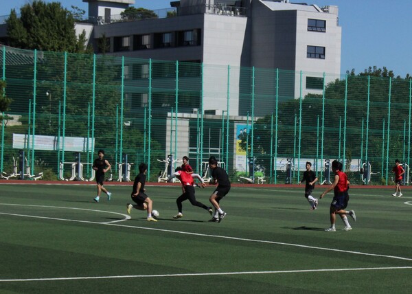 ▲골대 앞에서 치열한 공방전이 벌어지고 있다 (사진=이준형 수습기자.)