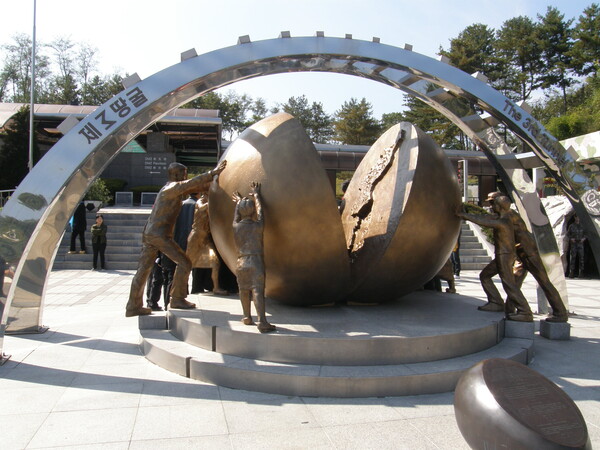 Artwork at the Third Tunnel expressing a wish for the unification of South and North Korea.                                                                                                                                        /Photography by Lee Jae-won