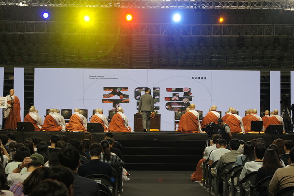 "Young Camp: The Main Character" was held on Jangchung Gymnasium.                                                                                                                                                         /Photography by Jeon Han-gyeol    