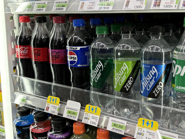 The various zero-calorie drinks are placed on the shelves in convenience store in Korea /Photography by Ku Ji-won