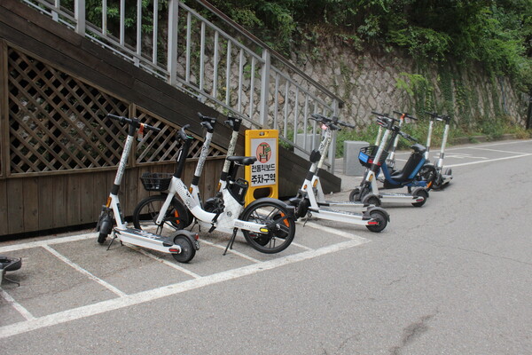 ▲학술문화관 앞 전동킥보드 주차 구역의 모습 (사진=이준형 수습기자.)