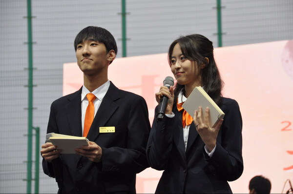 ▲공연 사회가 진행되는 모습 (사진=고아름 기자.)