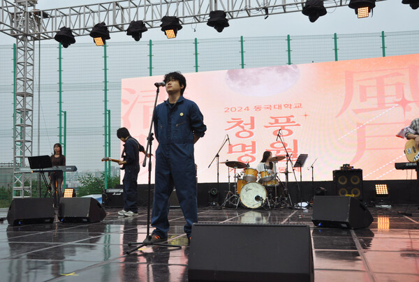 ▲대운동장에서 공연 중인 ‘무풍’의 모습 (사진=고아름 기자.)