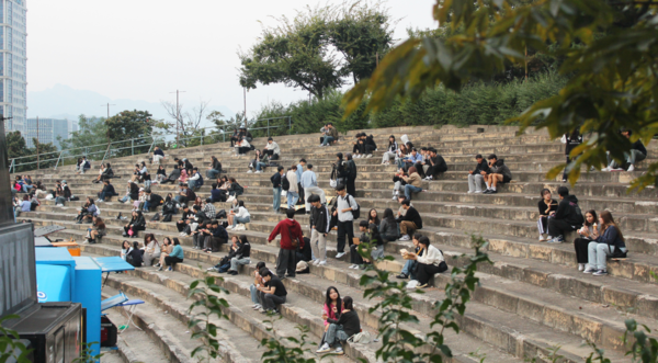 ▲만해광장에서 축제를 즐기는 학우들 (사진=김지윤 수습기자.)