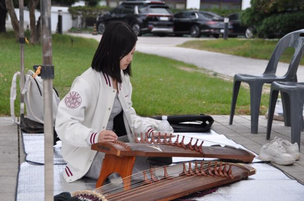 ▲’다락‘의 부스를 운영 중인 학우의 모습 (사진=고아름 기자.)