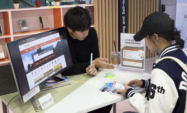 ▲부스에서 DB를 소개하고 있는 모습 (사진=고아름 기자.)