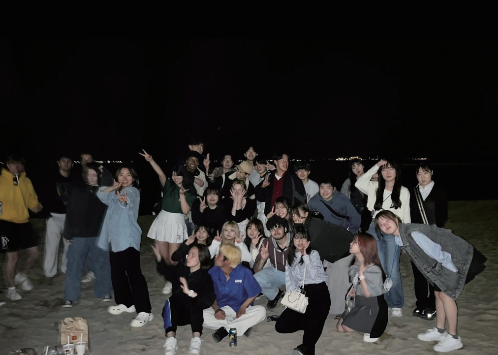 ▲기숙사 친구들과 방문한 모모치 해변 (사진제공=이가은 학우.)