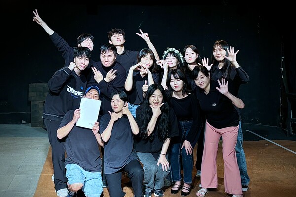 ▲연극을 준비 중인 학우들의 모습 (사진제공=극예술연구회.)