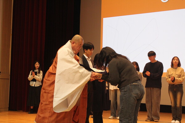 ▲이사장 돈관스님이 학우에게 장학 증서를 수여하는 모습 (사진=권구봉 기자.)