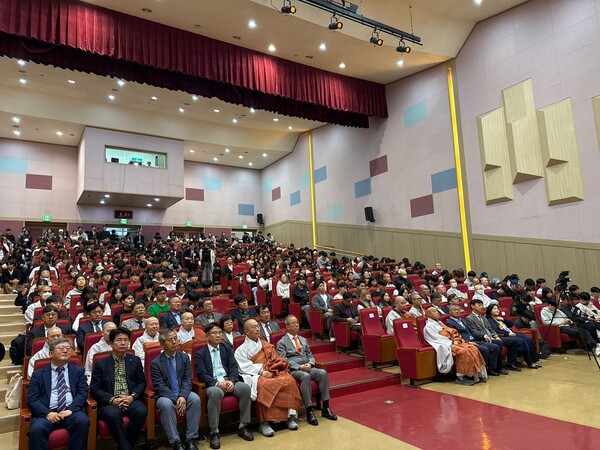 The 85th Regional Future Biddhist Fostering Scholarship Award Ceremony with student representatives, scholars, and important people were present / Photography by Media Center