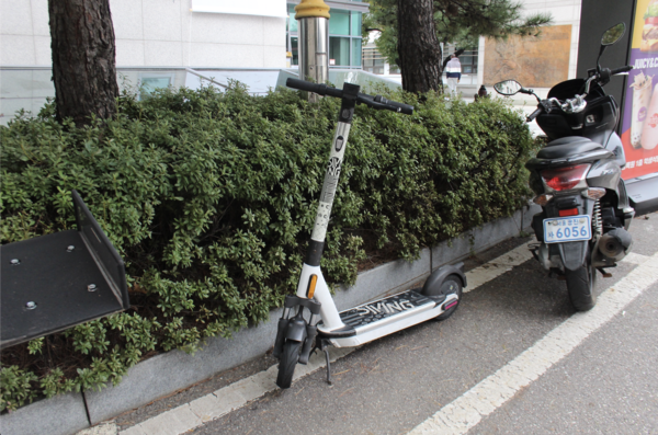▲교내 불법 주정차 된 전동킥보드 (사진=김민주 수습기자.)