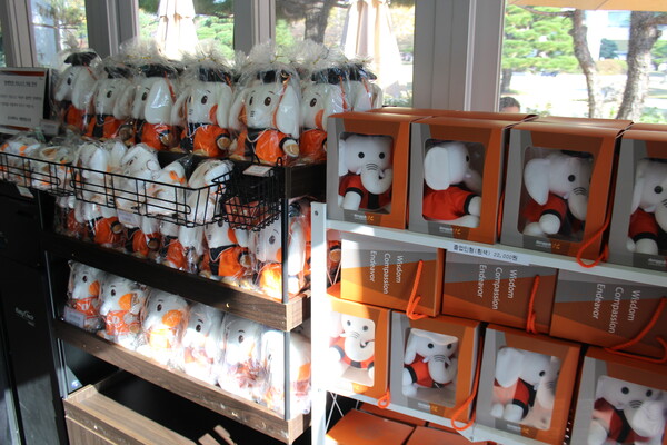 ▲카페 ‘가온누리’ 내부 기념품 샵 (사진=이준형 수습기자.)