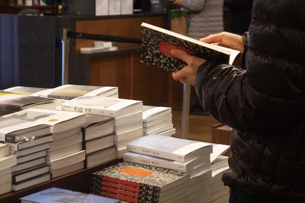 ▲서점에서 책을 고르고 있는 시민의 모습 (사진=방민우 기자.)